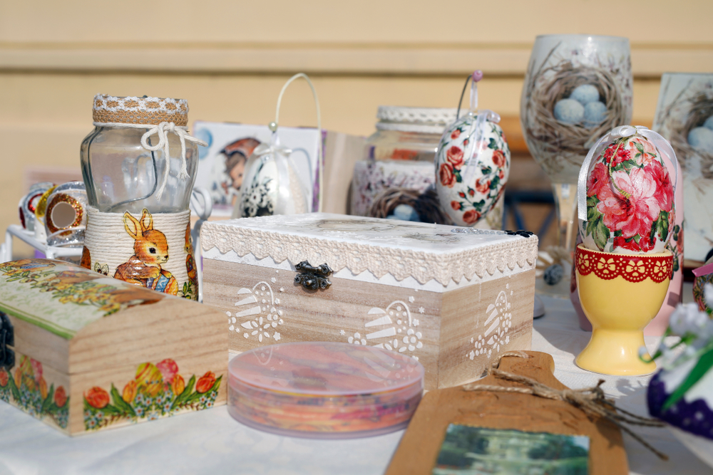 Decoupage su legno: come si fa quando ci sono intarsi o decorazioni a rilievo