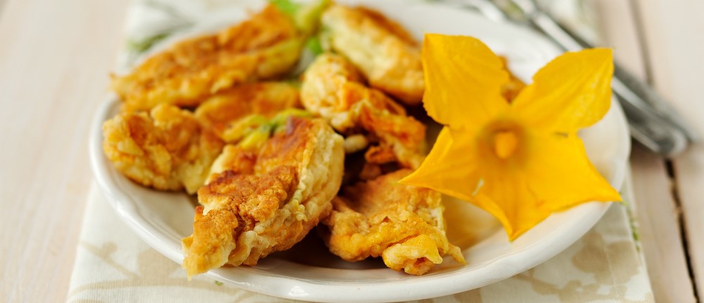 Frittelle con fiori di zucca interi, la ricetta per farle croccanti e gustose