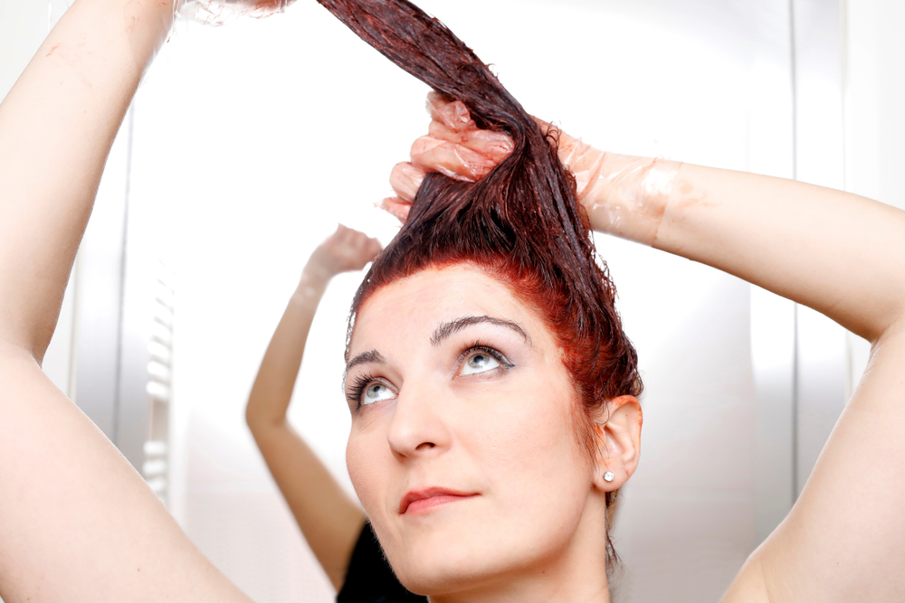 Come togliere la tinta dei capelli dalla pelle, 7 rimedi fai da te