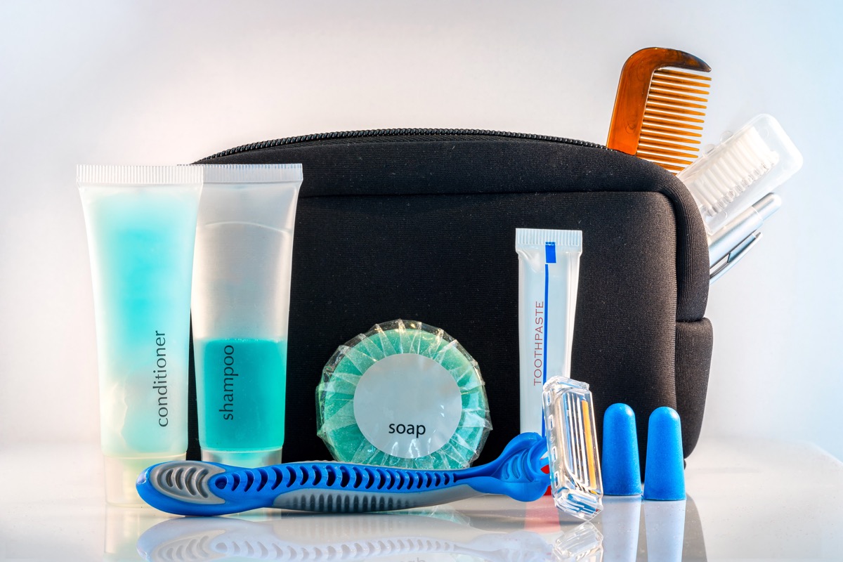 Viaggio in aereo: cosa mettere nel beauty case se si ha solo il bagaglio a mano