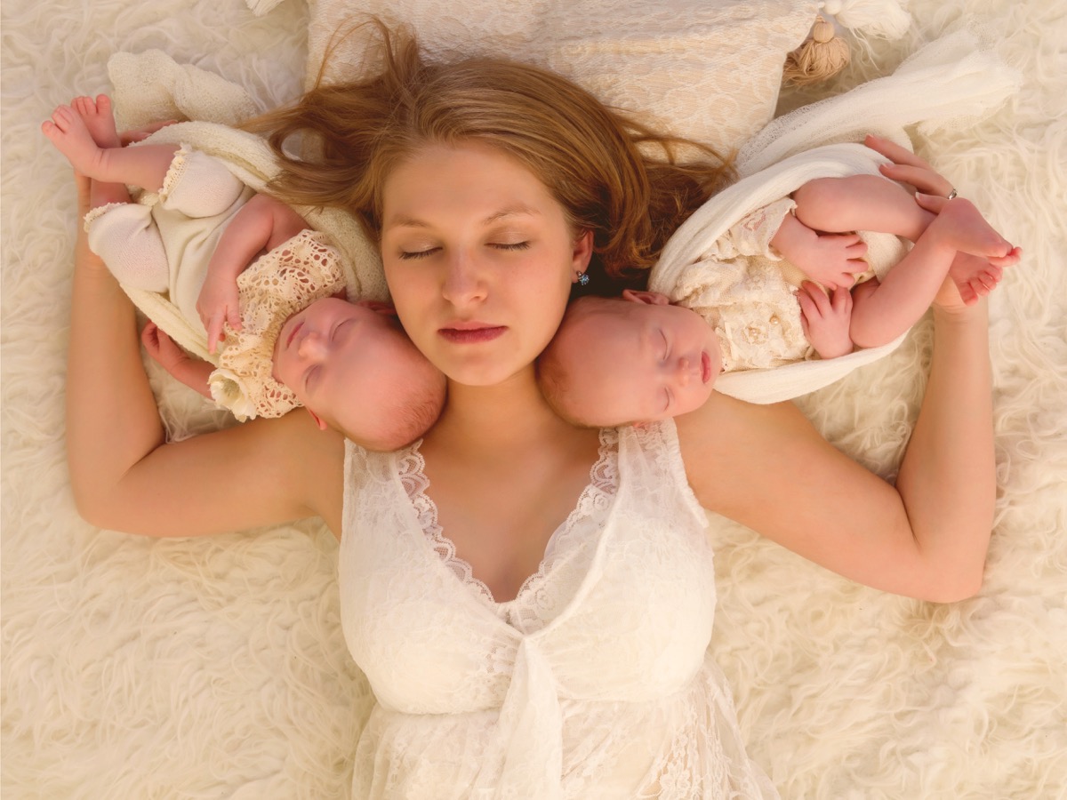 Sognare di partorire due gemelli: il significato corretto del sogno