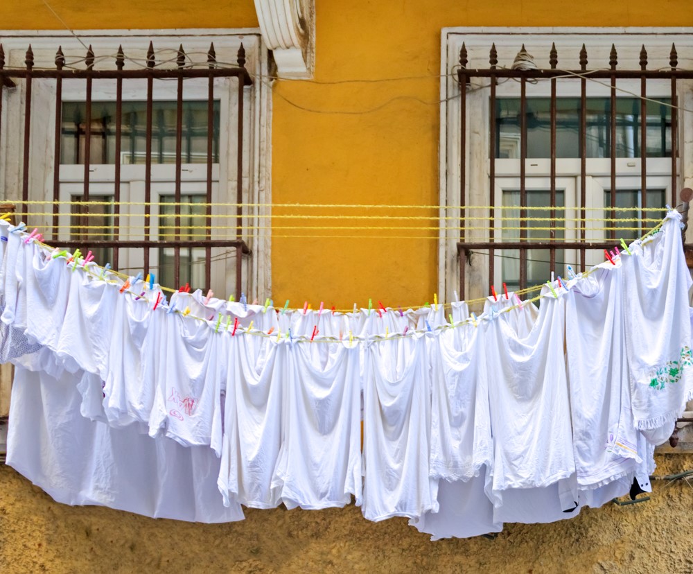 Come togliere le macchie gialle dalla biancheria per continuare a indossarla