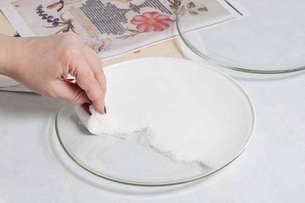 Decoupage su piatti di vetro, 3 tecniche per decorarli