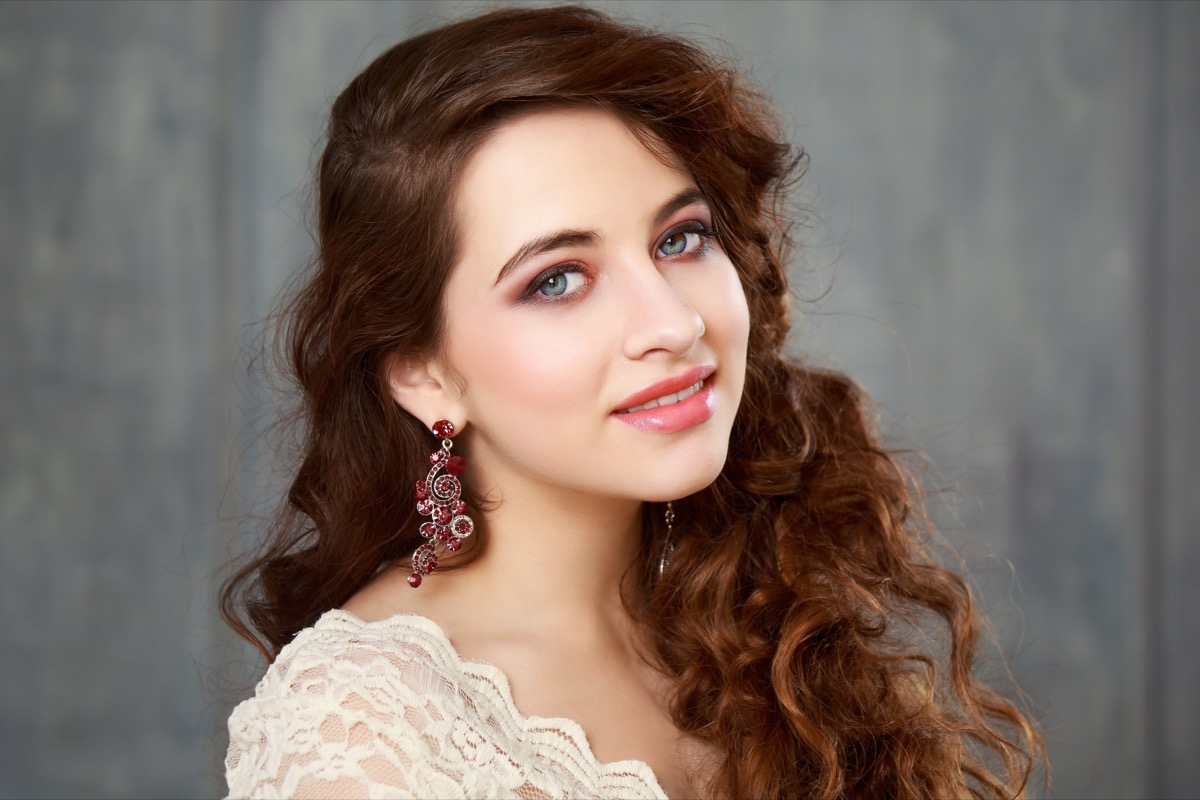 Trucco per la festa di 18 anni: il video tutorial per il make-up della festeggiata