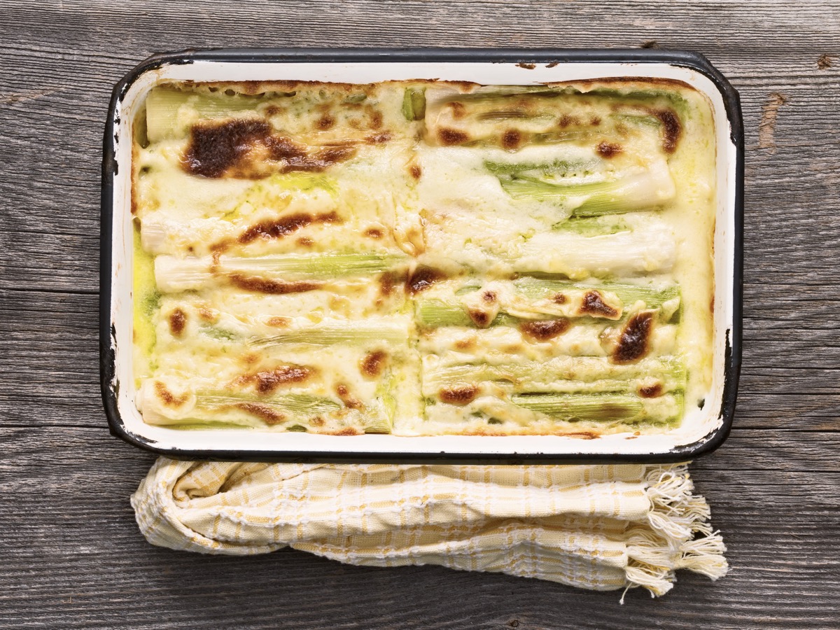 Come cucinare i porri gratinati in modo semplice e veloce