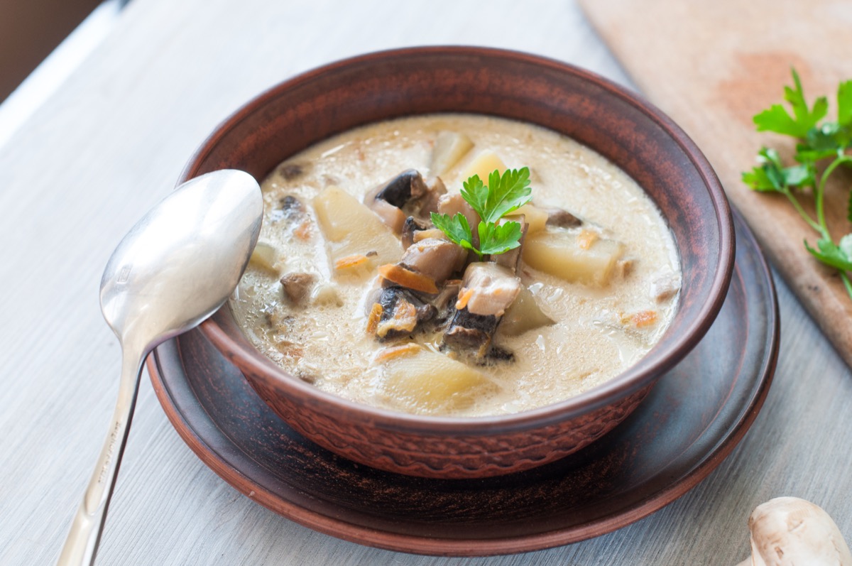 Zuppa autunnale di patate e funghi, la ricetta ottima da portare in tavola