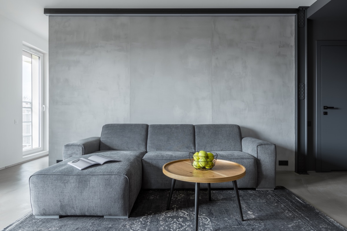 Soggiorno-moderno-bianco-grigio-arredo-1.jpg