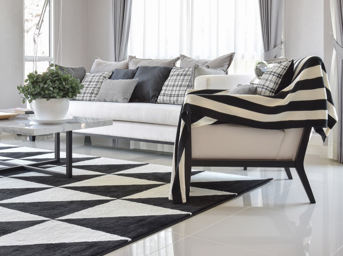 Soggiorno-moderno-bianco-grigio-arredo-3.jpg