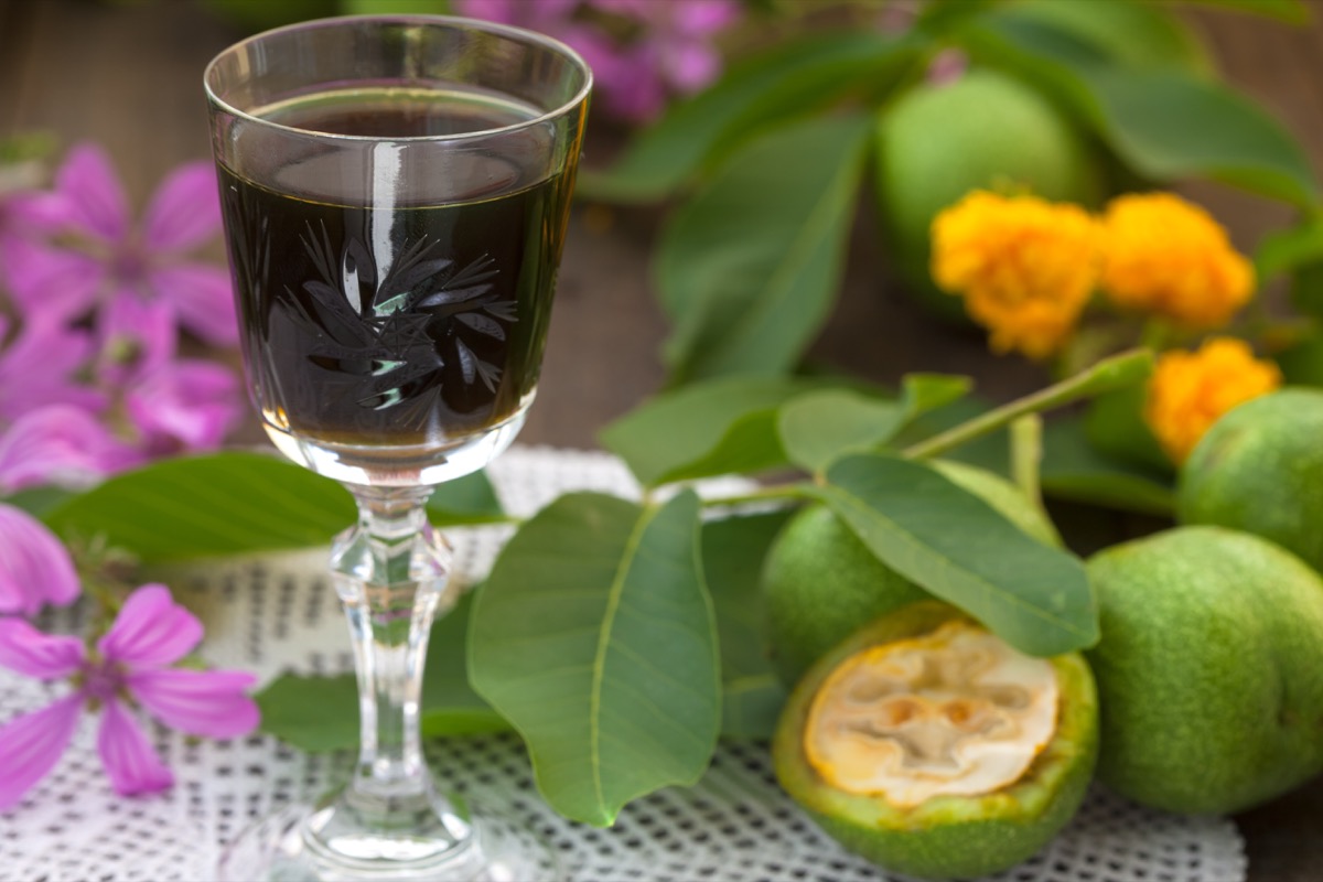 La ricetta del nocino fatto in casa, digestivo autunnale perfetto