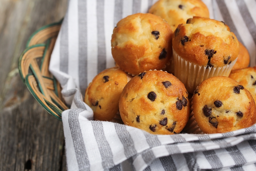 Muffin semplici con gocce cioccolato senza burro e uova