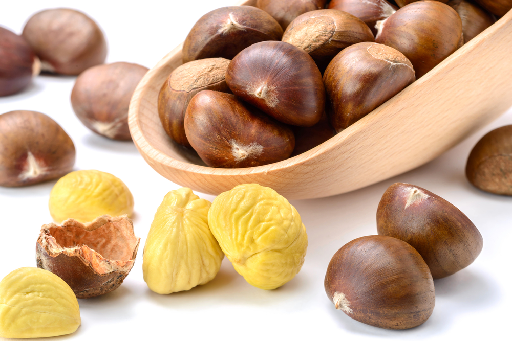 Come sbucciare le castagne crude e cotte in modo facile e veloce
