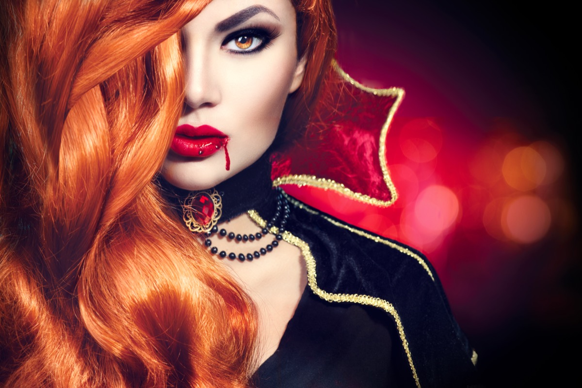 Trucco di Halloween da vampira: come realizzarlo in modo semplice