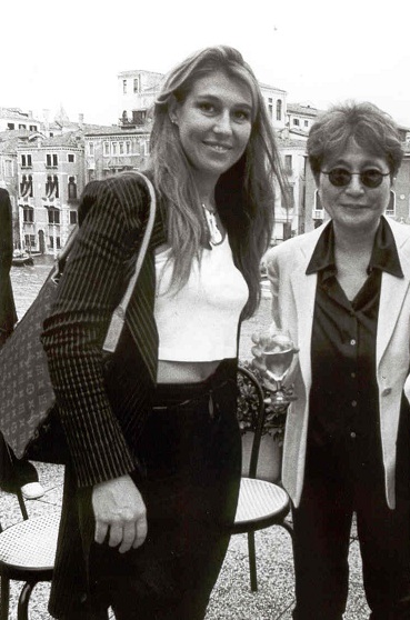 Yoko-Ve_Guggenheim_2002.jpg
