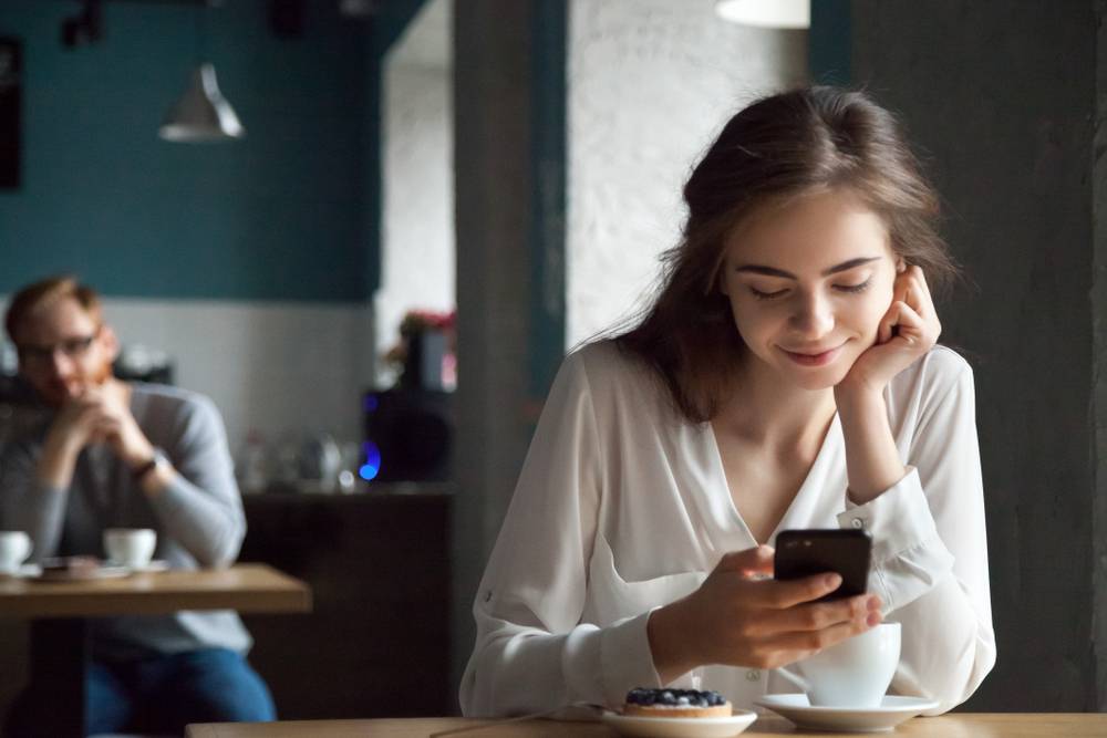 Come fare colpo su un ragazzo che non conosci: 8 consigli