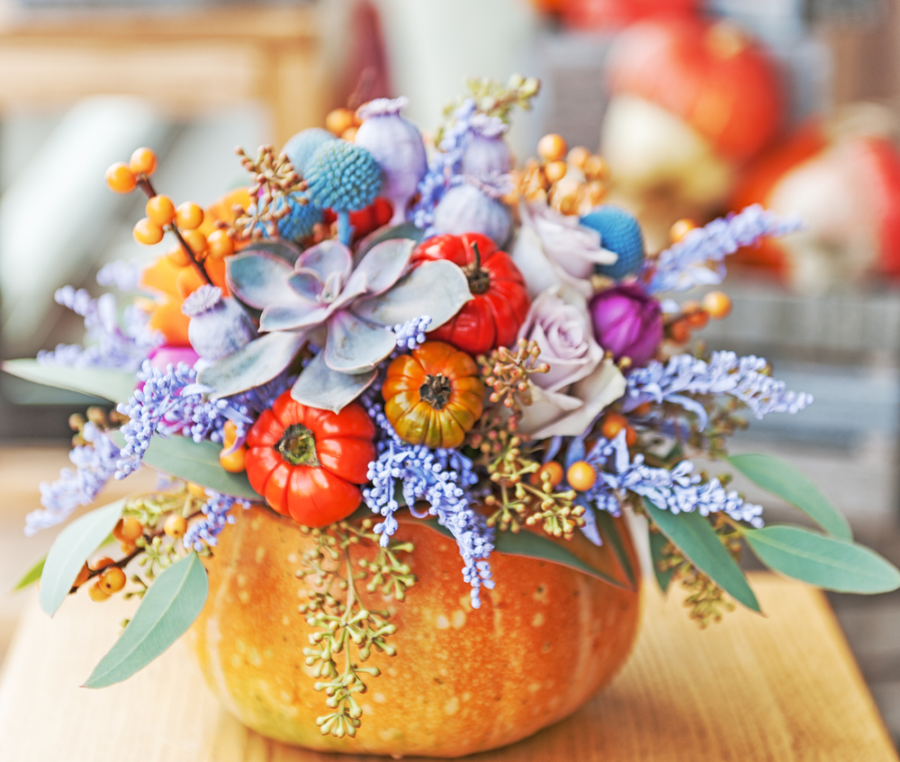 Decorare le zucche secche, 5 composizioni con fiori e foglie che vorrai fare subito