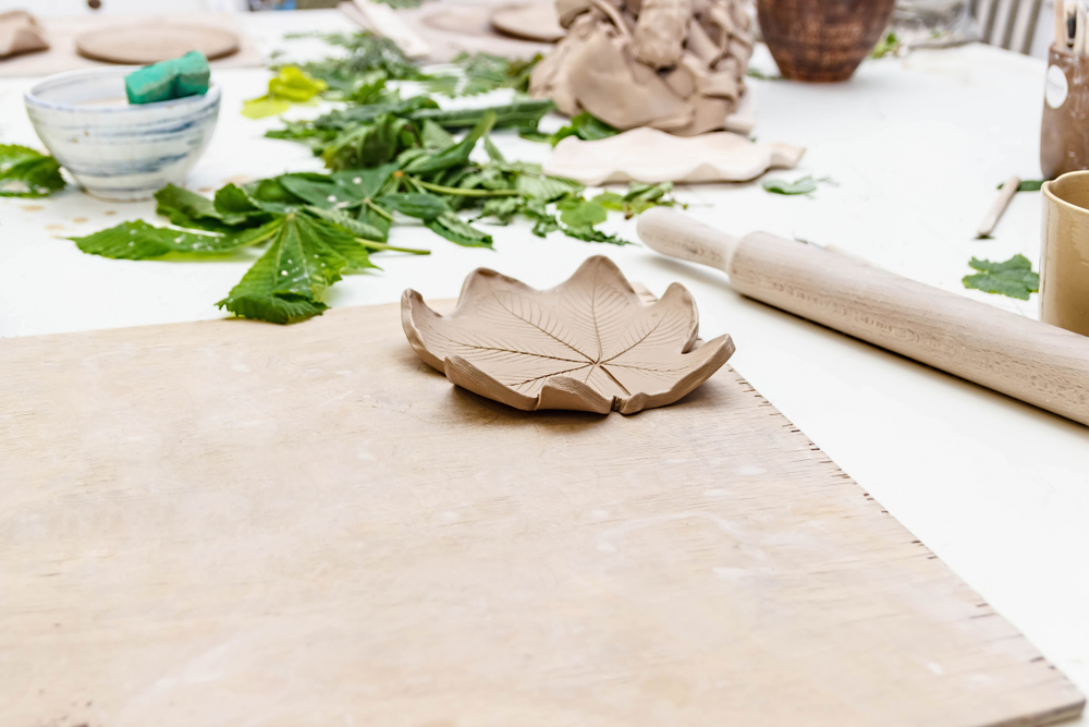 Lavoretti autunnali con foglie e pasta da modellare
