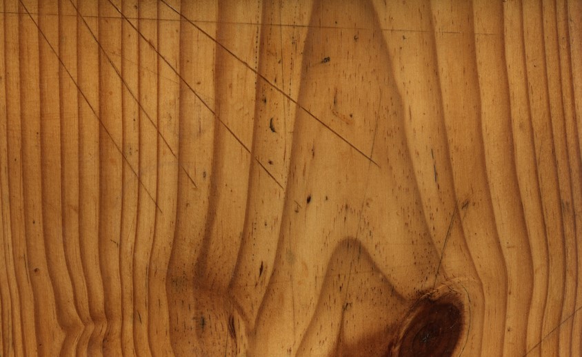 Come eliminare i graffi da una porta in legno e i trucchi per prevenirli