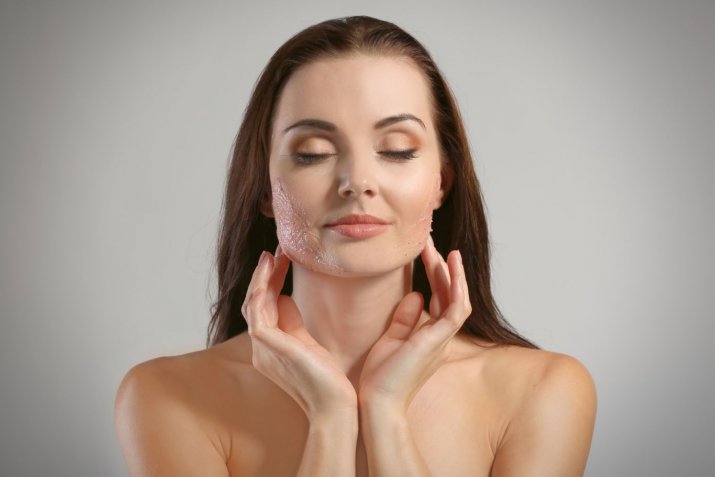 Scrub: cos'è e come si fa il trattamento per avere una pelle luminosa