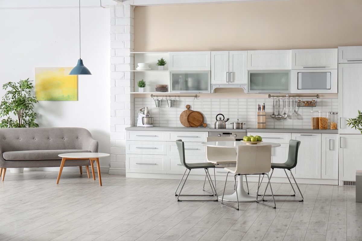 Come arredare un soggiorno con angolo cottura in perfetto stile moderno