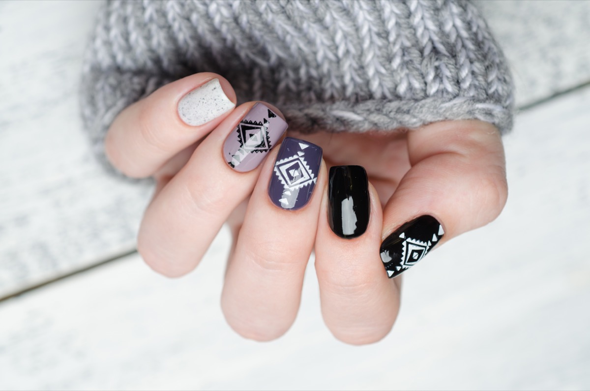 Nail-art-autunno-inverno-2018-2019-tendenze-decorazione-unghie-5_0.jpg
