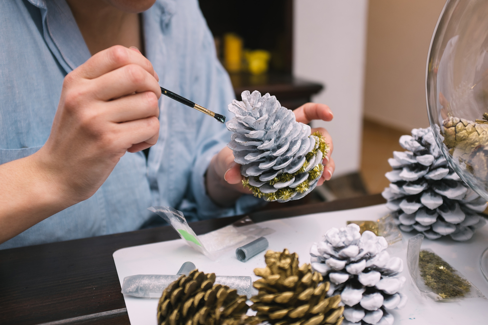 Pigne natalizie: come decorarle in modo originale con il decoupage