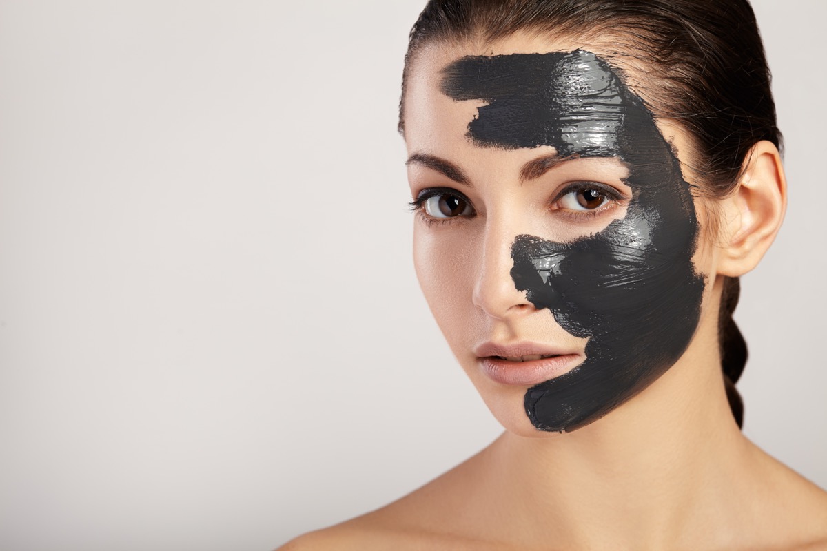 Maschera viso nera: come si usa e funziona davvero?