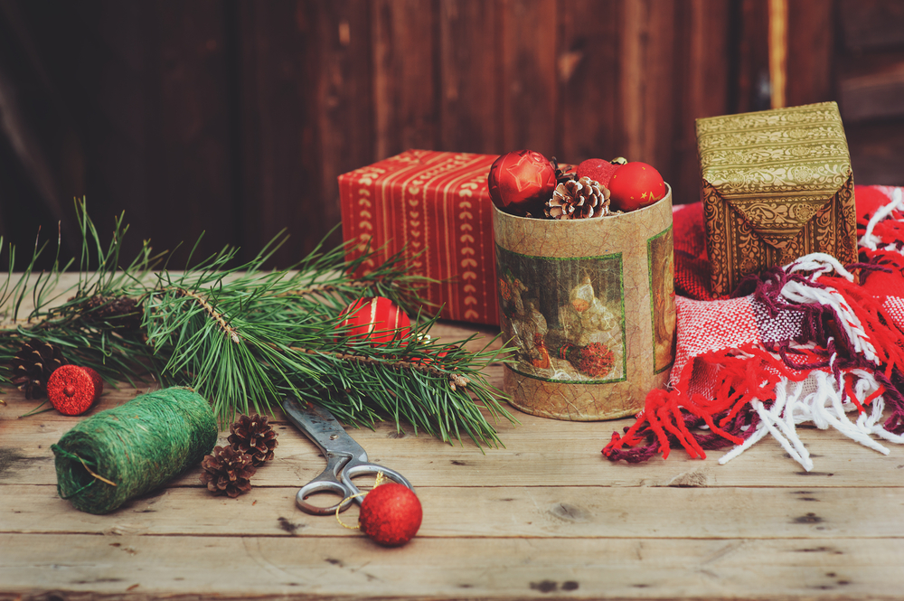 Come decorare la scatola del panettone con il decoupage: il lavoretto facile e veloce