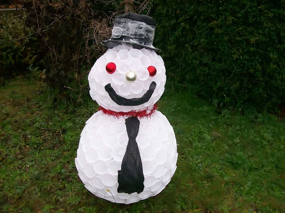 Come fare un pupazzo di neve con i bicchieri di plastica da riciclare