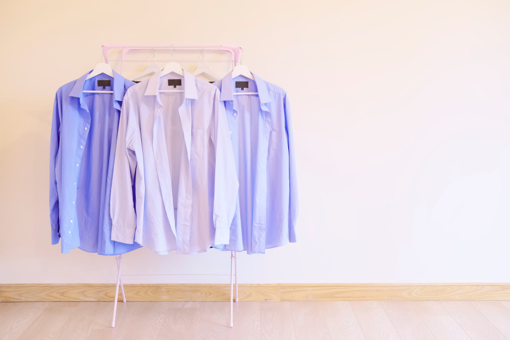 Come pulire e sbiancare i colletti delle camicie nel caso di macchie difficili