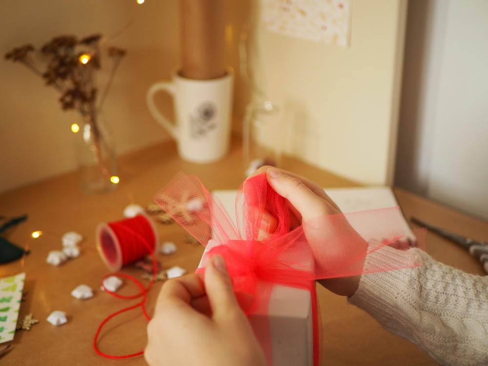 Decorazioni pacchi regalo fai da te: due idee veloci con il tulle