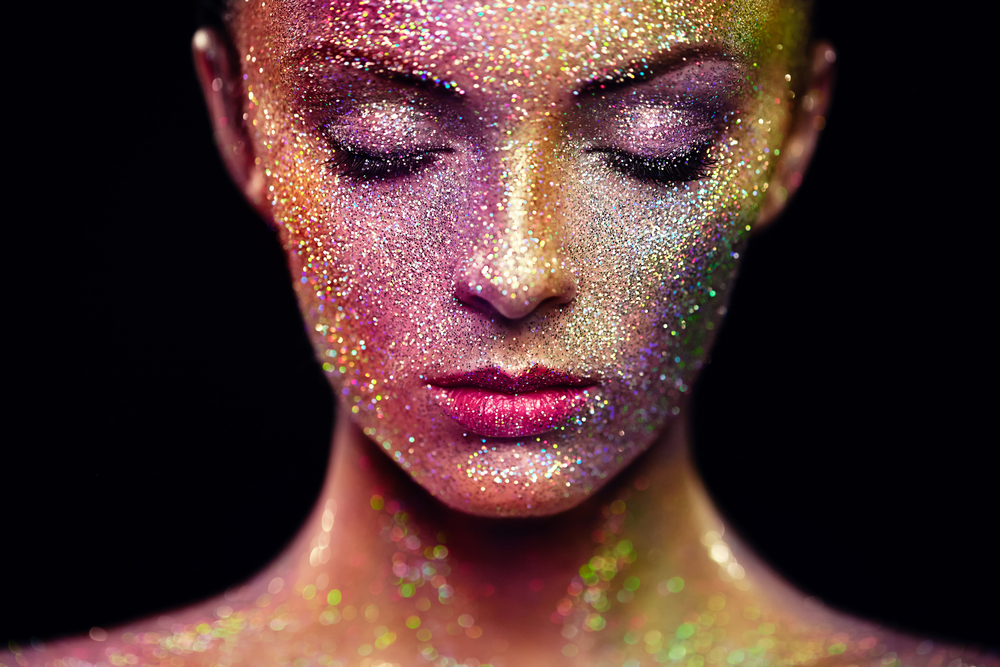 Trucco glitter per apparire più chic durante le feste