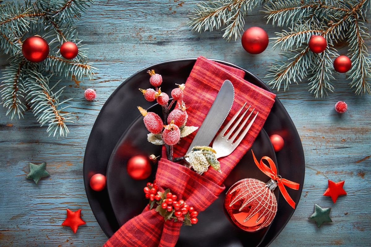 Come apparecchiare e decorare la tavola a Capodanno: 5 soluzioni per renderla elegante