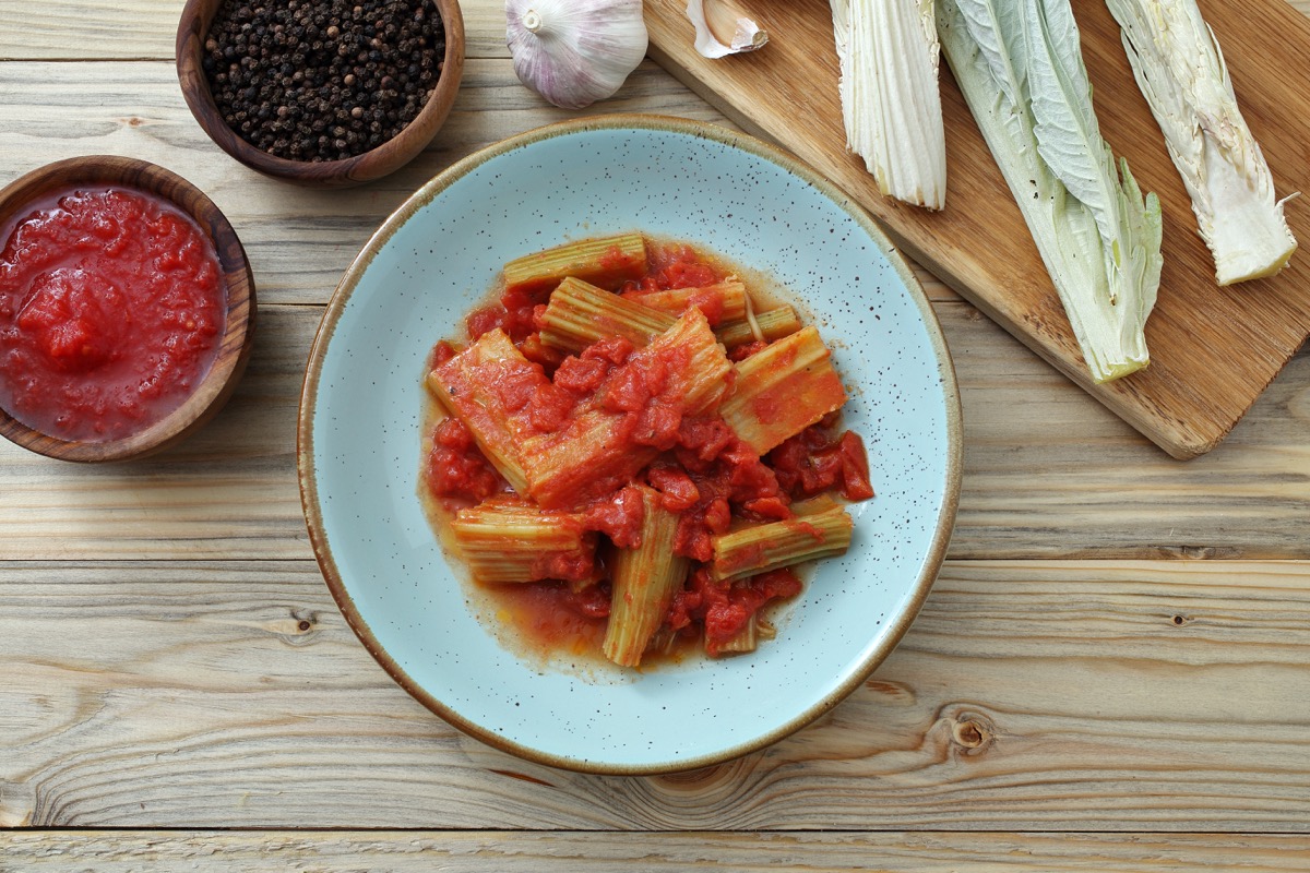 Come cucinare i cardi in umido in modo semplice e veloce