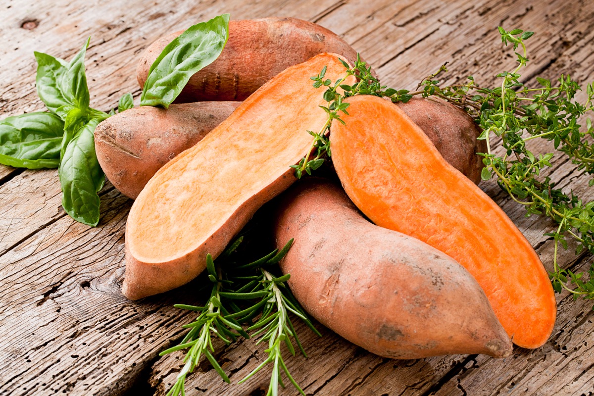 Come si cucinano le patate dolci per un contorno delizioso