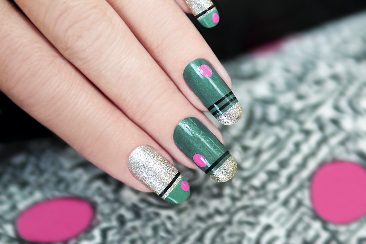 Nail-art-colore-verde-militare-1.jpg