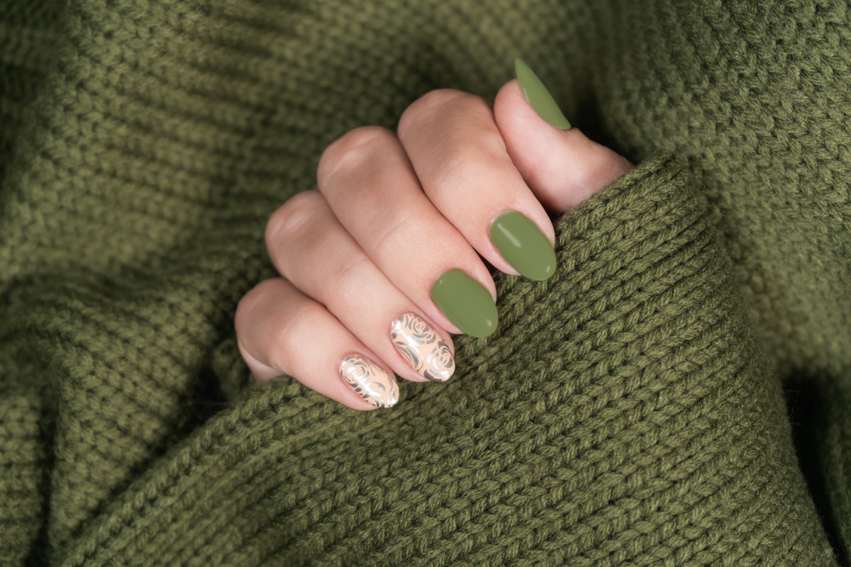 Nail-art-colore-verde-militare-2.jpg