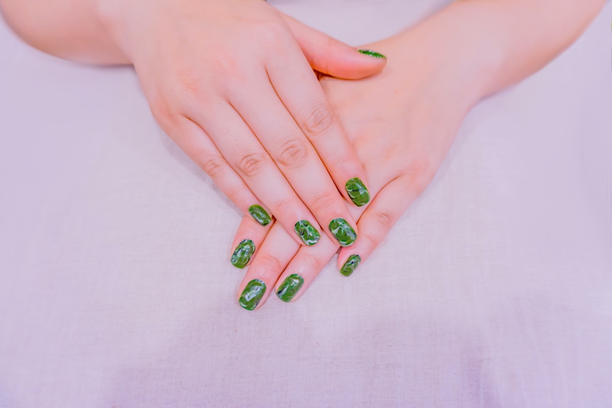 Nail-art-colore-verde-militare-3.jpg