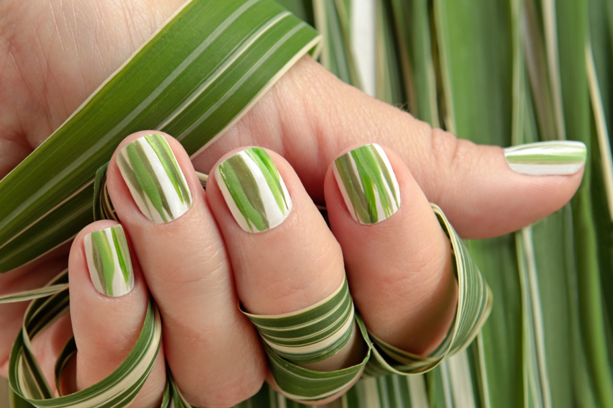 Nail-art-colore-verde-militare-4.jpg