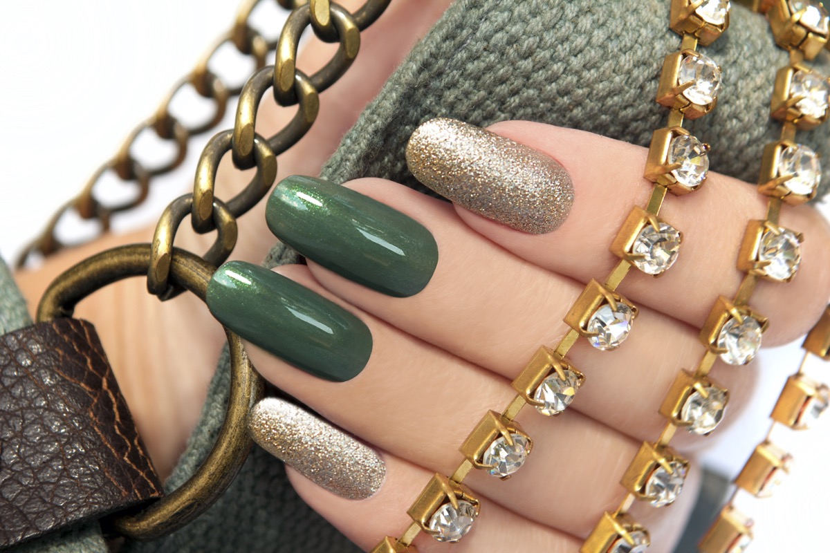 Nail-art-colore-verde-militare-6.jpg