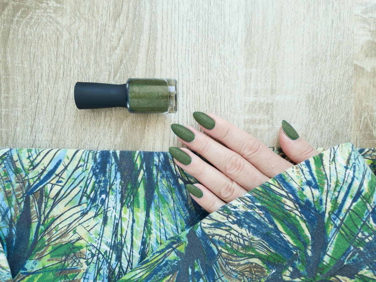Nail-art-colore-verde-militare-7.jpg