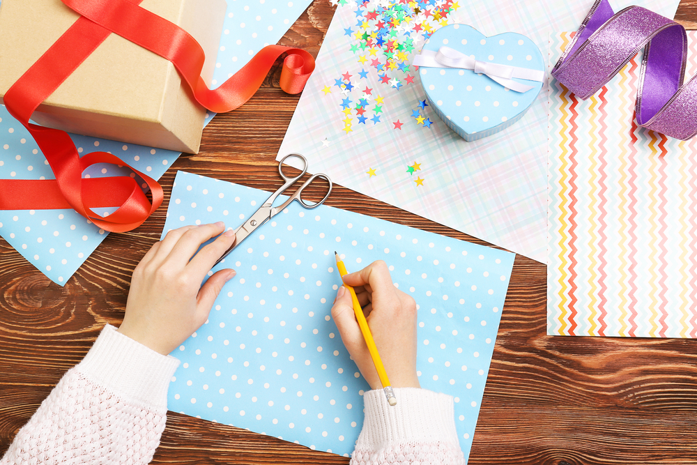 Come riciclare la carta regalo: 4 idee che vorrai fare subito