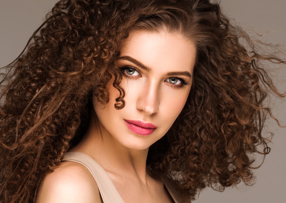 Acconciature per capelli ricci: 5 hairstyle bellissimi da provare