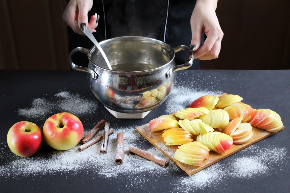 La ricetta delle mele cotte in pentola con e senza cannella