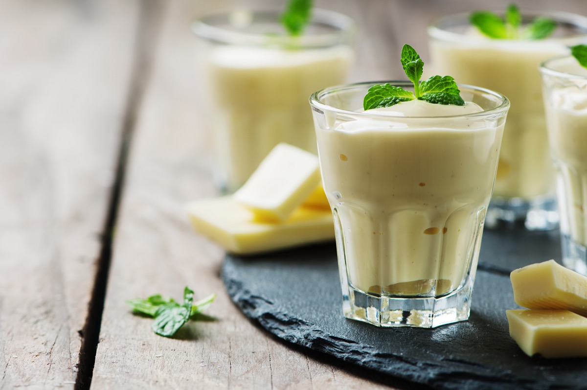 Come si fa la mousse al cioccolato bianco con i trucchi per renderla spumosa