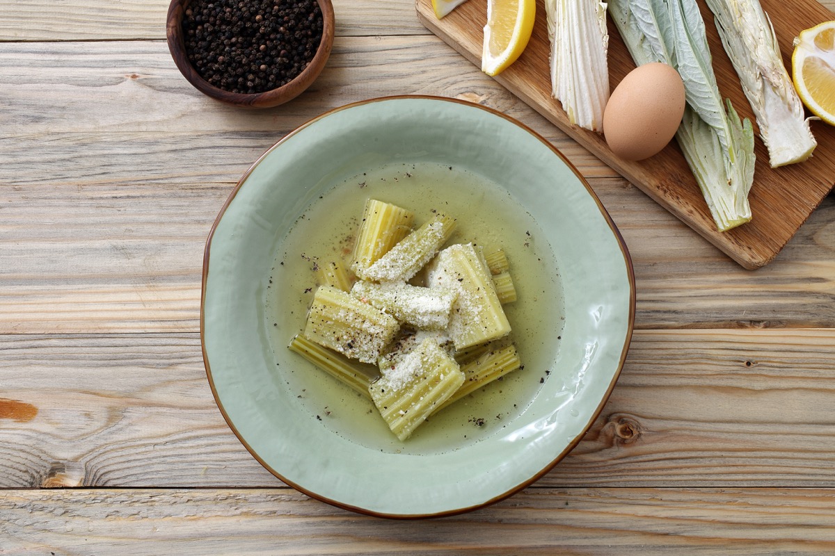 Come cucinare i cardi in brodo per le zuppe invernali