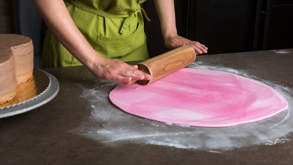 come-rivestire-torta-cuore-pasta-zucchero-1.jpg