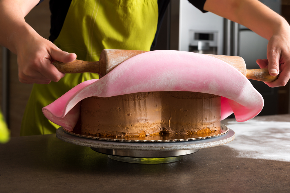 come-rivestire-torta-cuore-pasta-zucchero-2.jpg
