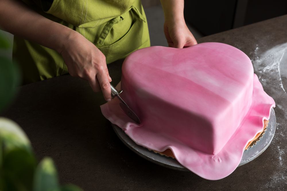 Come rivestire una torta a forma di cuore con la pasta di zucchero: tutorial e spiegazioni