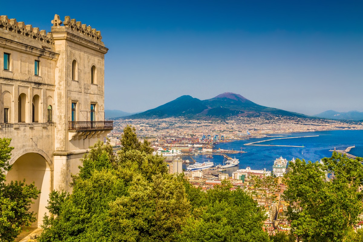 Viaggi-san-valentino-citta-italia-napoli-vesuvio.jpg