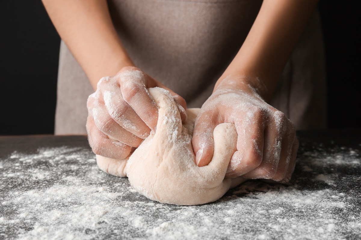 Sognare di impastare pane o pasta: cosa significa e come interpretare l'immagine